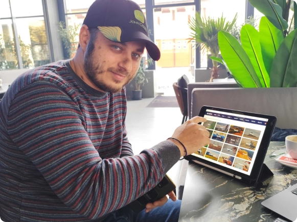 Fermier folosind tehnologia AgroCity