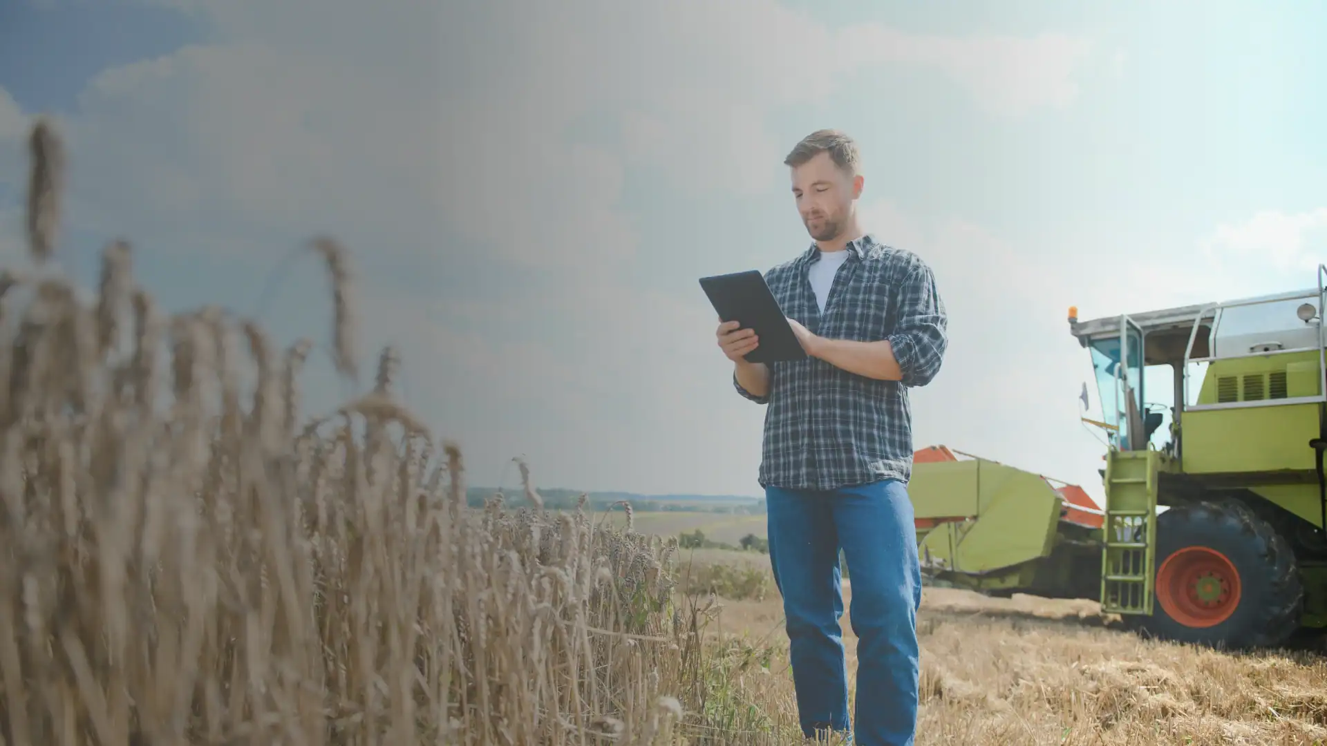 Fermier român folosind aplicația AgroCity pe telefon în câmp, parte din proiectul european POCIDIF 2021-2027 pentru digitalizarea agriculturii